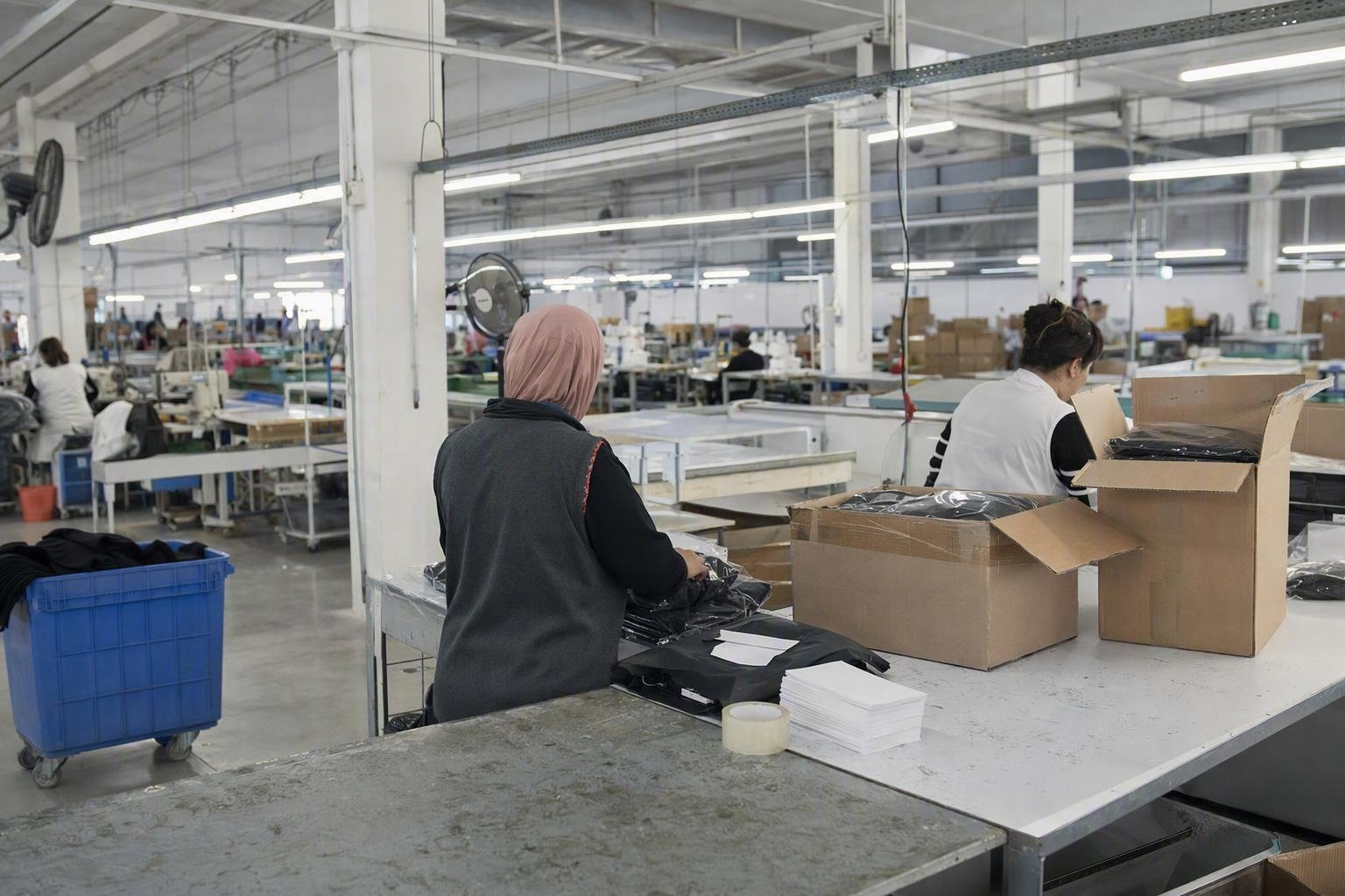 Cartons de vêtements finis, étiquetés et prêts à expédier